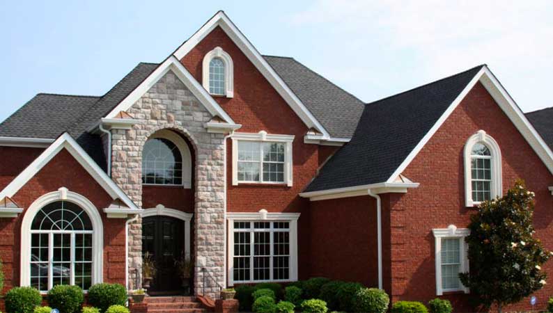 Покраска снаружи кирпичного дома